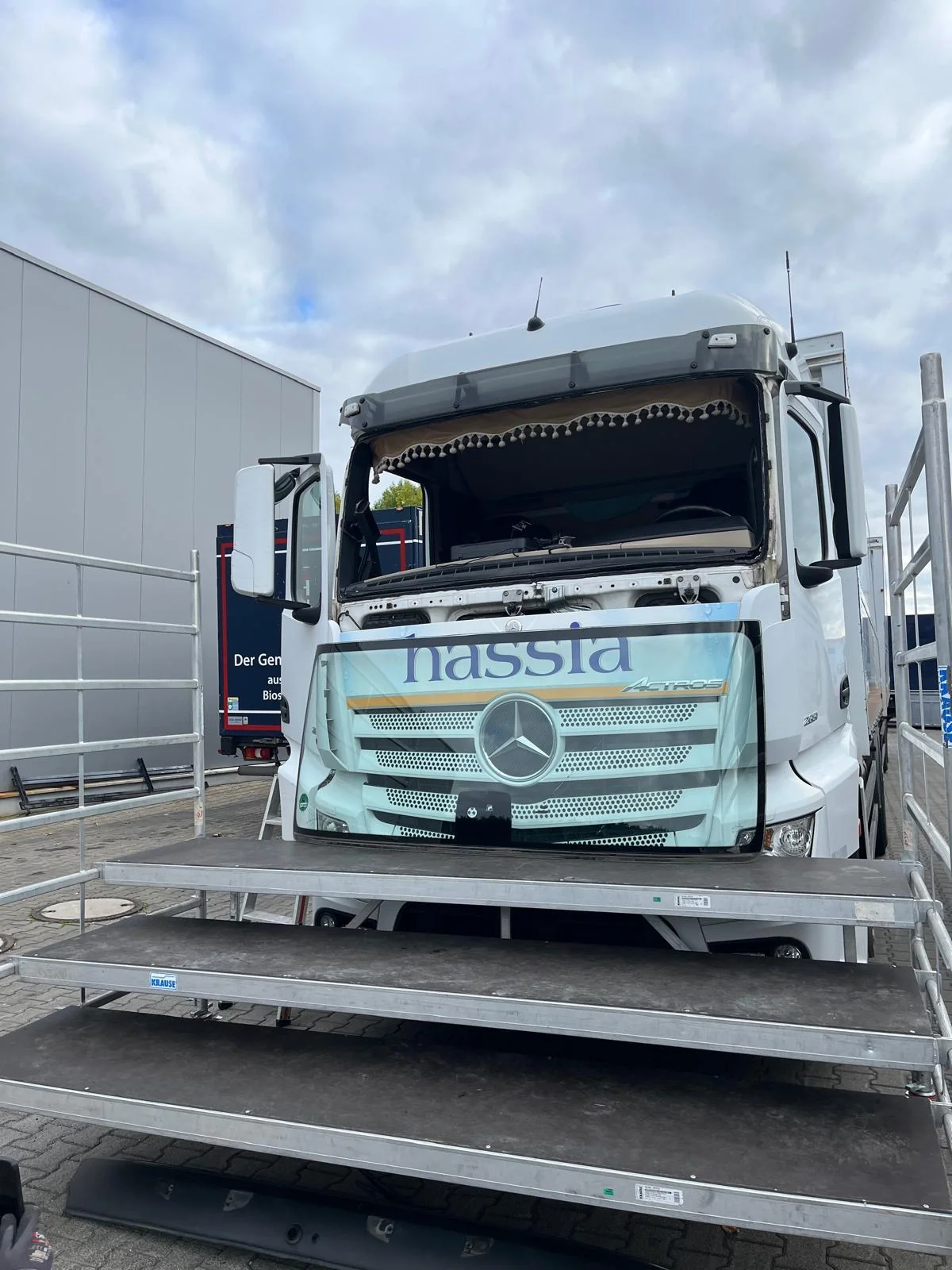 LKW beim mobilen Scheibentausch