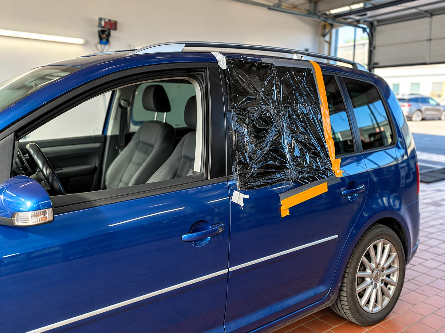 Beschädigte Seitenscheibe in der Werkstatt von Autoglas Gürcam