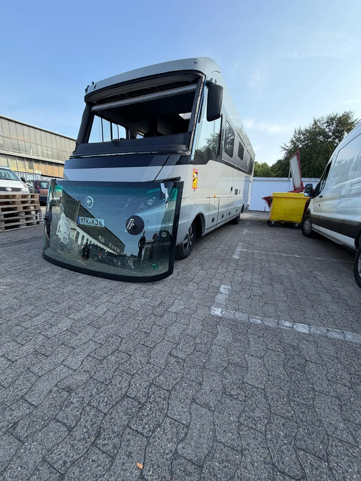 Wohnmobil mit ausgebauter Windschutzscheibe
